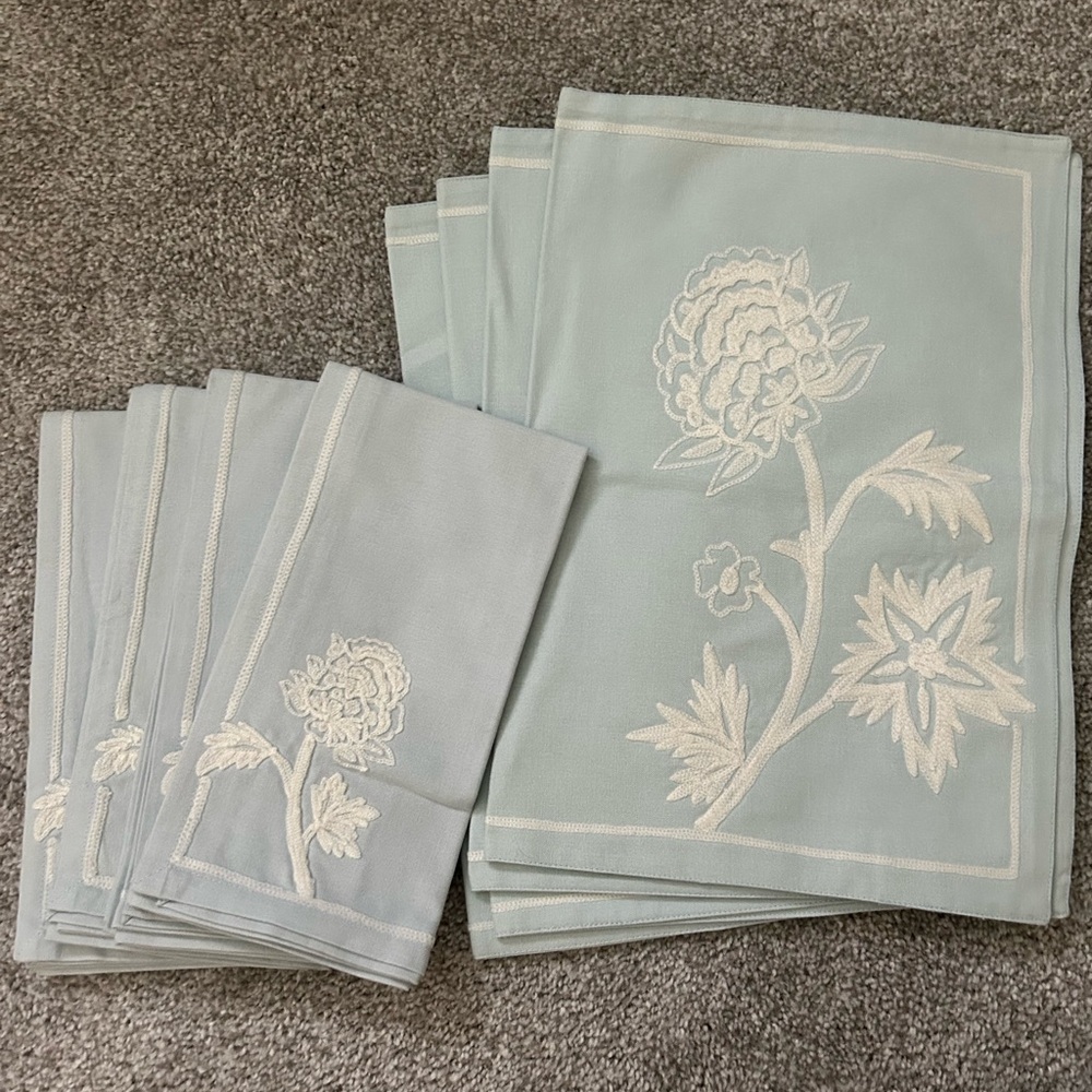 Williams Sonoma (4) Light Blue Crewel Cotton Table Napkins and Placemats